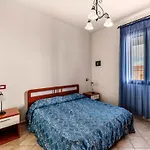 A 150 Meter Long Mare, 2 Fish Appartement