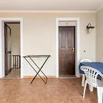 A 150 Meter Long Mare, 2 Fish Appartement *